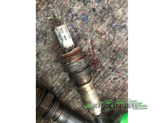 Lambda Sonde van een Volkswagen Passat Variant (3B6) 2.0 2001