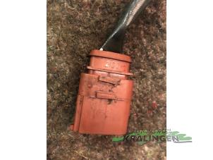 Lambda Sonde van een Volkswagen Passat Variant (3B6) 2.0 2001