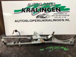 Gebruikte Ruitenwissermotor voor Mercedes C Combi (S203) 2.2 C-200 CDI 16V Prijs € 150,00 Margeregeling aangeboden door Autosloperij Kralingen B.V.