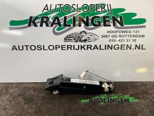Gebruikte Krik Mercedes C Combi (S203) 2.2 C-200 CDI 16V Prijs € 25,00 Margeregeling aangeboden door Autosloperij Kralingen B.V.