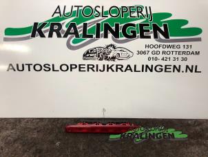 Gebruikte Extra Remlicht midden Peugeot 107 1.0 12V Prijs € 25,00 Margeregeling aangeboden door Autosloperij Kralingen B.V.