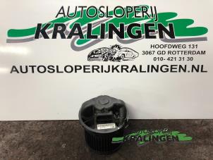 Gebruikte Chaufage Ventilatiemotor Peugeot 107 1.0 12V Prijs € 35,00 Margeregeling aangeboden door Autosloperij Kralingen B.V.