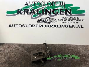 Gebruikte Remklauw (Tang) links-achter Ford Focus 1 1.6 16V Prijs € 35,00 Margeregeling aangeboden door Autosloperij Kralingen B.V.