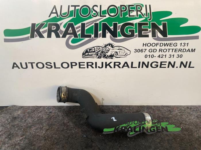 Gebruikte Intercooler Slang Mercedes C Combi (S203) 2.2 C-200 CDI 16V Prijs € 35,00 Margeregeling aangeboden door Autosloperij Kralingen B.V.