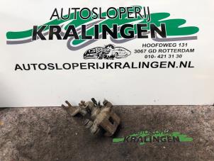Gebruikte Remklauw (Tang) rechts-achter Kia Carens II (FJ) 1.8i 16V Prijs € 50,00 Margeregeling aangeboden door Autosloperij Kralingen B.V.