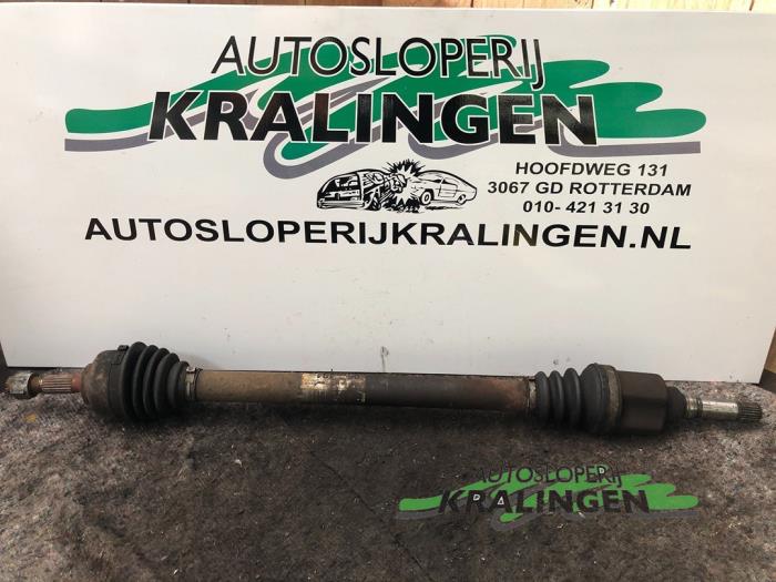 Gebruikte Aandrijfas rechts-voor Peugeot 207/207+ (WA/WC/WM) 1.4 Prijs € 24,99 Margeregeling aangeboden door Autosloperij Kralingen B.V.