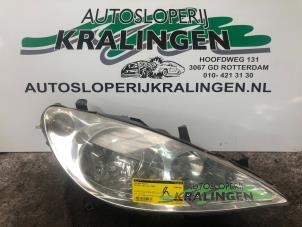 Gebruikte Koplamp rechts Peugeot 307 Break (3E) 1.6 16V Prijs € 34,99 Margeregeling aangeboden door Autosloperij Kralingen B.V.