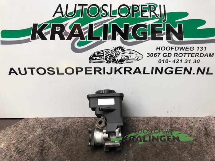 Gebruikte Pomp Servo BMW 3 serie Touring (E46/3) 318d 16V Prijs € 50,00 Margeregeling aangeboden door Autosloperij Kralingen B.V.