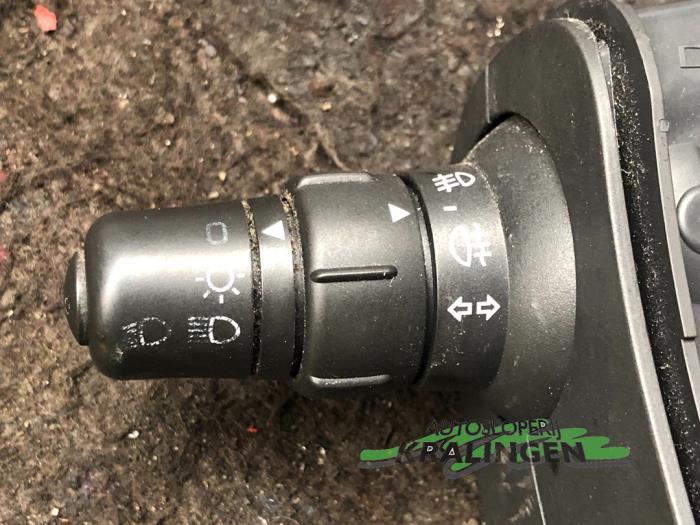 Richtingaanwijzer Schakelaar van een Renault Clio III (BR/CR) 1.6 16V 2007