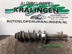 Gebruikte Schokbreker rechts-voor Peugeot 107 1.0 12V Prijs € 50,00 Margeregeling aangeboden door Autosloperij Kralingen B.V.