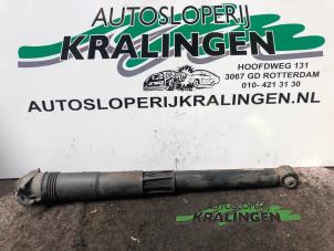 Gebruikte Schokdemper links-achter Volkswagen Golf VII (AUA) 2.0 TDI 16V Prijs € 50,00 Margeregeling aangeboden door Autosloperij Kralingen B.V.