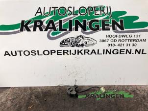 Gebruikte Slotmechaniek Achterklep Renault Kangoo (KC) 1.2 Prijs € 25,00 Margeregeling aangeboden door Autosloperij Kralingen B.V.