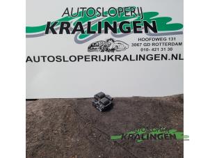 Gebruikte Bobine Mercedes S (W220) 5.0 S-500 V8 24V Prijs € 25,00 Margeregeling aangeboden door Autosloperij Kralingen B.V.