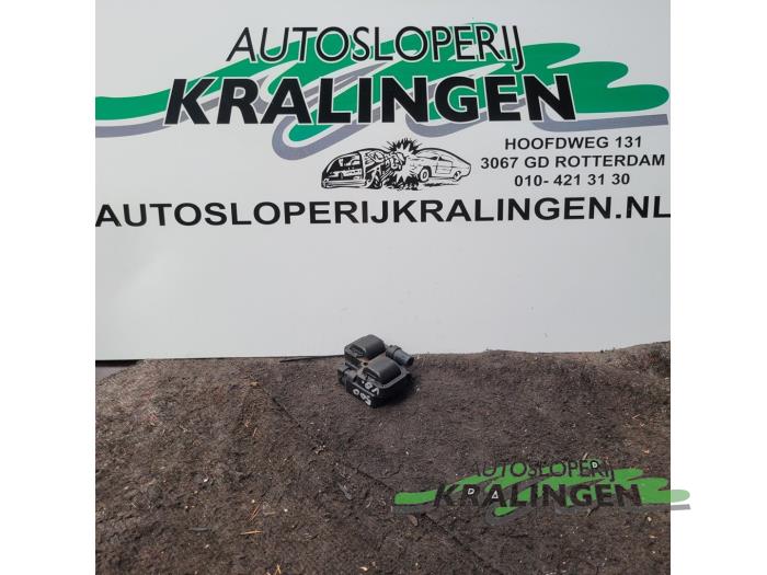 Gebruikte Bobine Mercedes S (W220) 5.0 S-500 V8 24V Prijs € 25,00 Margeregeling aangeboden door Autosloperij Kralingen B.V.