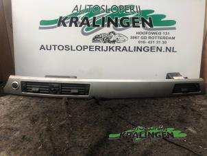 Gebruikte Luchtrooster Dashboard BMW 3 serie Touring (E91) 320i 16V Prijs € 50,00 Margeregeling aangeboden door Autosloperij Kralingen B.V.