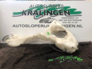 Gebruikte Ruitensproeiertank voor Mini Mini (R56) 1.6 16V Cooper Prijs € 50,00 Margeregeling aangeboden door Autosloperij Kralingen B.V.