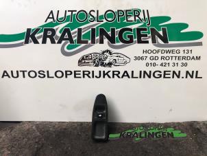 Gebruikte Ruit schakelaar elektrisch Peugeot Expert (G9) 2.0 HDi 140 16V Prijs € 19,99 Margeregeling aangeboden door Autosloperij Kralingen B.V.
