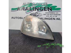 Gebruikte Koplamp rechts Renault Clio II (BB/CB) 1.2 16V Prijs € 34,99 Margeregeling aangeboden door Autosloperij Kralingen B.V.