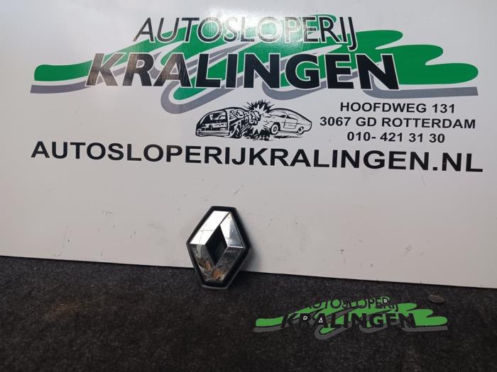 Gebruikte Embleem Renault Twingo II (CN) 1.5 dCi 90 FAP Prijs € 29,99 Margeregeling aangeboden door Autosloperij Kralingen B.V.