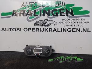 Gebruikte Kachel Bedieningspaneel Renault Twingo II (CN) 1.5 dCi 90 FAP Prijs € 50,00 Margeregeling aangeboden door Autosloperij Kralingen B.V.