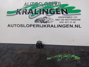 Gebruikte Schakelaar Koplamp Ihv Renault Twingo II (CN) 1.5 dCi 90 FAP Prijs € 19,99 Margeregeling aangeboden door Autosloperij Kralingen B.V.