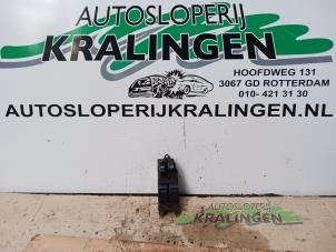 Gebruikte Elektrisch Raam Schakelaar Toyota Yaris (P1) 1.0 16V VVT-i Prijs € 19,99 Margeregeling aangeboden door Autosloperij Kralingen B.V.