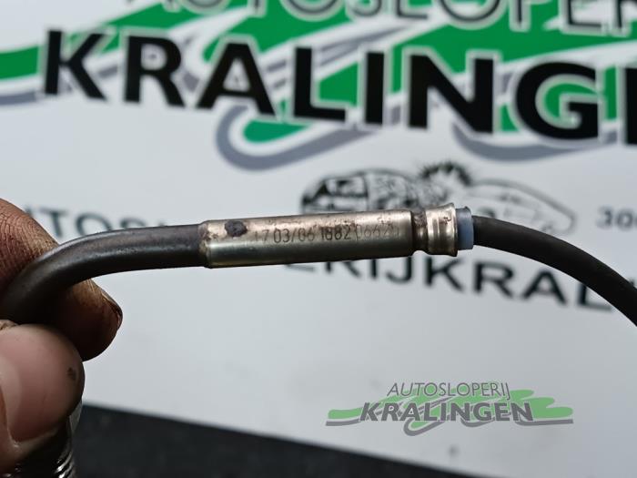 Uitlaat temperatuursensor van een Volkswagen Golf V (1K1) 2.0 TDI DPF 2006