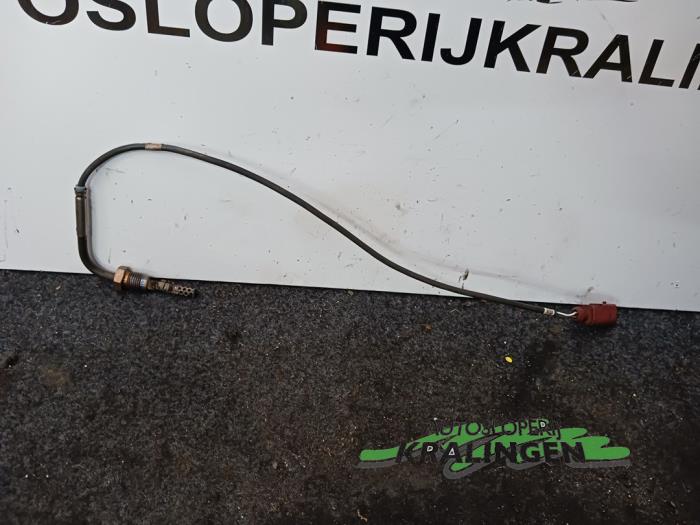 Uitlaat temperatuursensor van een Volkswagen Golf V (1K1) 2.0 TDI DPF 2006