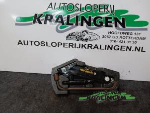 Gebruikte Krikset Peugeot 107 1.0 12V Prijs € 25,00 Margeregeling aangeboden door Autosloperij Kralingen B.V.