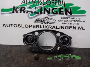 Gebruikte Kilometerteller sierlijst BMW Mini One/Cooper (R50) 1.6 16V Cooper Prijs € 40,00 Margeregeling aangeboden door Autosloperij Kralingen B.V.