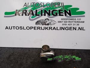 Gebruikte Gasklephuis Renault Clio III (BR/CR) 1.4 16V Prijs € 35,00 Margeregeling aangeboden door Autosloperij Kralingen B.V.