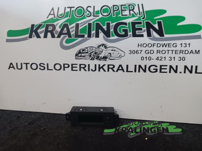 Gebruikte Display Interieur Opel Corsa C (F08/68) 1.0 12V Twin Port Prijs € 19,99 Margeregeling aangeboden door Autosloperij Kralingen B.V.