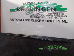 Gebruikte Gasdemperset Achterklep Mercedes Vito (638.1/2) 2.2 CDI 108 16V Prijs € 19,98 Margeregeling aangeboden door Autosloperij Kralingen B.V.