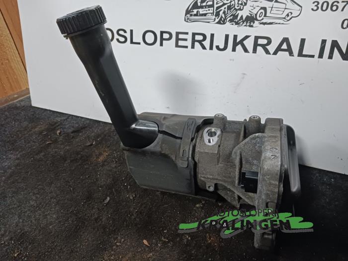 Stuurbekrachtiging Pomp van een Peugeot 308 (4A/C) 1.6 16V THP 150 2008
