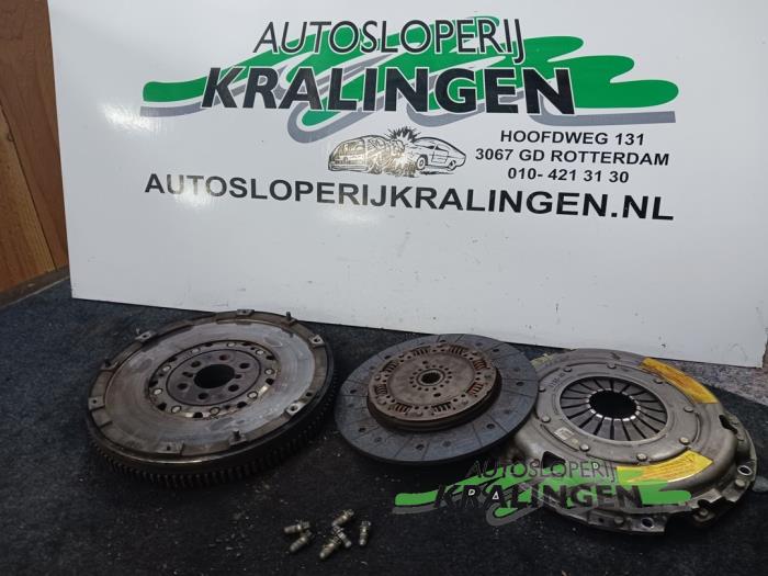Gebruikte Vliegwiel dubbele massa Fiat Croma (194) 1.9 D Multijet 16V Prijs € 199,99 Margeregeling aangeboden door Autosloperij Kralingen B.V.