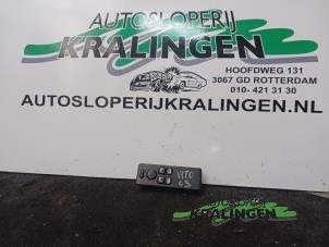 Gebruikte Schakelaar Elektrisch Raam Mercedes Vito (638.1/2) 2.2 CDI 108 16V Prijs € 25,00 Margeregeling aangeboden door Autosloperij Kralingen B.V.