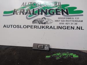 Gebruikte Ruit schakelaar elektrisch Mercedes Vito (638.0) 2.3 110D Prijs € 9,99 Margeregeling aangeboden door Autosloperij Kralingen B.V.