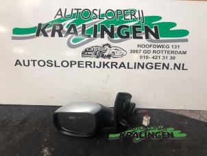 Gebruikte Spiegel Buiten links Peugeot 206 (2A/C/H/J/S) 1.6 16V Prijs € 29,99 Margeregeling aangeboden door Autosloperij Kralingen B.V.