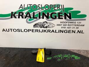 Gebruikte Knipperlicht Schakelaar Opel Corsa C (F08/68) 1.0 12V Twin Port Prijs € 25,00 Margeregeling aangeboden door Autosloperij Kralingen B.V.