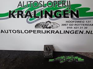Gebruikte Licht Schakelaar Opel Combo (Corsa C) 1.3 CDTI 16V Prijs € 9,99 Margeregeling aangeboden door Autosloperij Kralingen B.V.
