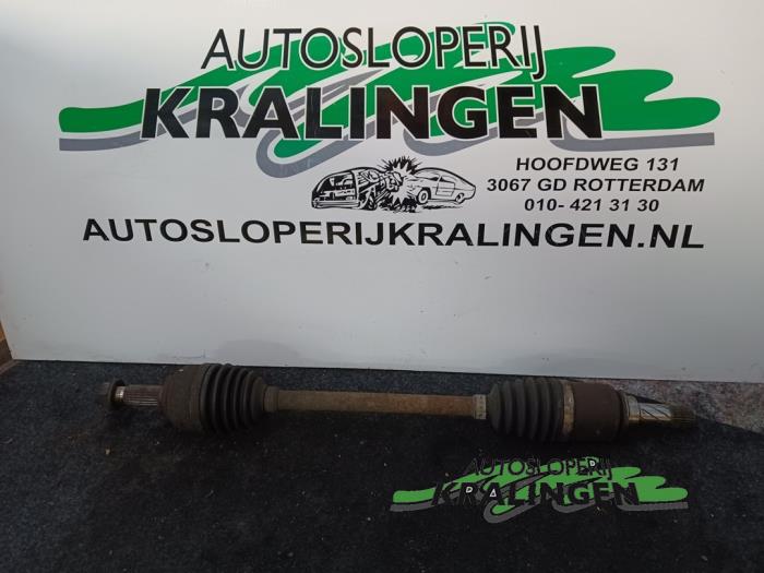 Gebruikte Aandrijfas links-voor Renault Clio III (BR/CR) 1.2 16V 75 Prijs € 24,99 Margeregeling aangeboden door Autosloperij Kralingen B.V.