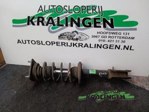 Gebruikte Schokdemper links-voor Mitsubishi Colt (Z2/Z3) 1.5 16V Prijs € 50,00 Margeregeling aangeboden door Autosloperij Kralingen B.V.