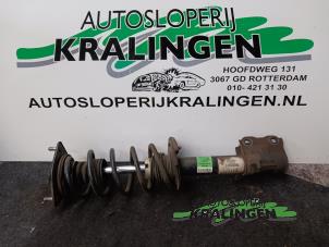 Gebruikte Schokdemper rechts-voor Mitsubishi Colt (Z2/Z3) 1.5 16V Prijs € 50,00 Margeregeling aangeboden door Autosloperij Kralingen B.V.