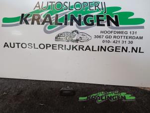 Gebruikte Schakelaar achterklep Renault Clio III (BR/CR) 1.2 16V 75 Prijs € 50,00 Margeregeling aangeboden door Autosloperij Kralingen B.V.