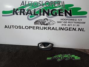 Gebruikte Handgreep Renault Clio IV Estate/Grandtour (7R) 1.5 Energy dCi 90 FAP Prijs € 30,25 Inclusief btw aangeboden door Autosloperij Kralingen B.V.