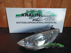 Gebruikte Linker Koplamp Peugeot 1007 (KM) 1.6 GTI,Gentry 16V Prijs € 49,99 Margeregeling aangeboden door Autosloperij Kralingen B.V.