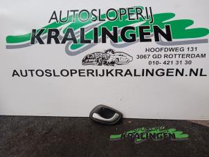 Gebruikte Handgreep Opel Agila (A) 1.2 16V Twin Port Prijs € 10,00 Margeregeling aangeboden door Autosloperij Kralingen B.V.