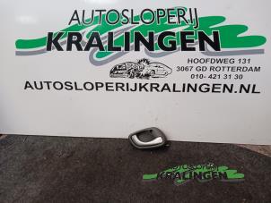 Gebruikte Handgreep Opel Agila (A) 1.2 16V Twin Port Prijs € 10,00 Margeregeling aangeboden door Autosloperij Kralingen B.V.