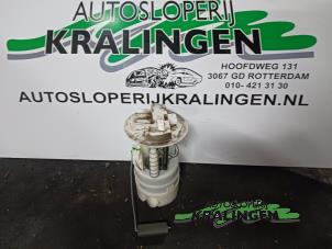 Gebruikte Benzinepomp Renault Clio III (BR/CR) 1.4 16V Prijs € 24,99 Margeregeling aangeboden door Autosloperij Kralingen B.V.