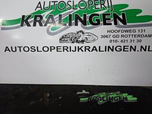 Gebruikte Schakelaar achterklep Renault Clio III (BR/CR) 1.4 16V Prijs € 19,99 Margeregeling aangeboden door Autosloperij Kralingen B.V.